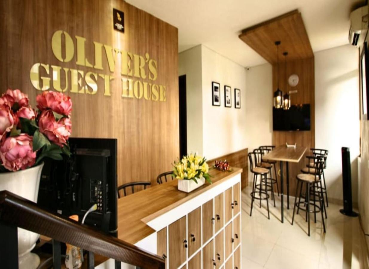 Oliver's Guest House Tangerang Extérieur photo