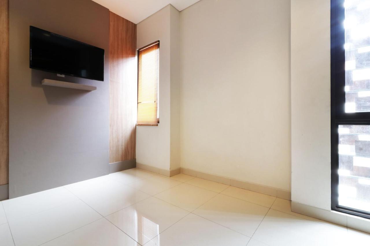 Oliver's Guest House Tangerang Extérieur photo